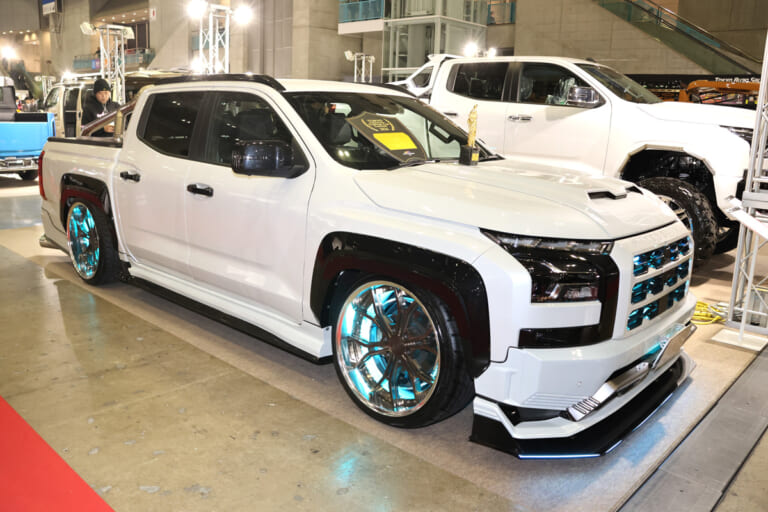 ローダウンTRITON｜SUVの潮流に変化！街を華麗に彩るローダウンピックアップに注目！【東京オートサロン2026】