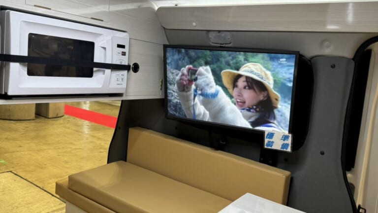 「空調まで…ありがたい」泊まれるトヨタ車、冷蔵庫・電子レンジ・キッチン付き。ソーラーパネルも装備したガチ使用のキャンパー。