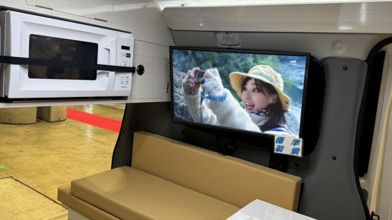 「空調まで…ありがたい」泊まれるトヨタ車、冷蔵庫・電子レンジ・キッチン付き。ソーラーパネルも装備したガチ使用のキャンパー。