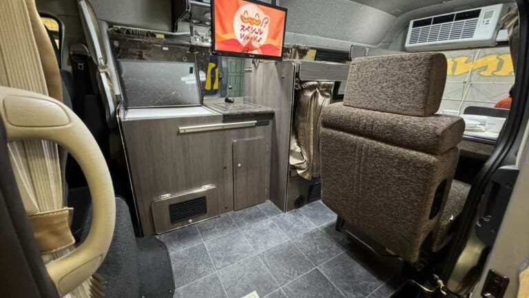 「もはやワンルーム」「嘘みたいな広さ…」多人数乗車と積載力が魅力的。ミニバンとほぼ同サイズで取り回し抜群のキャンピングカー。