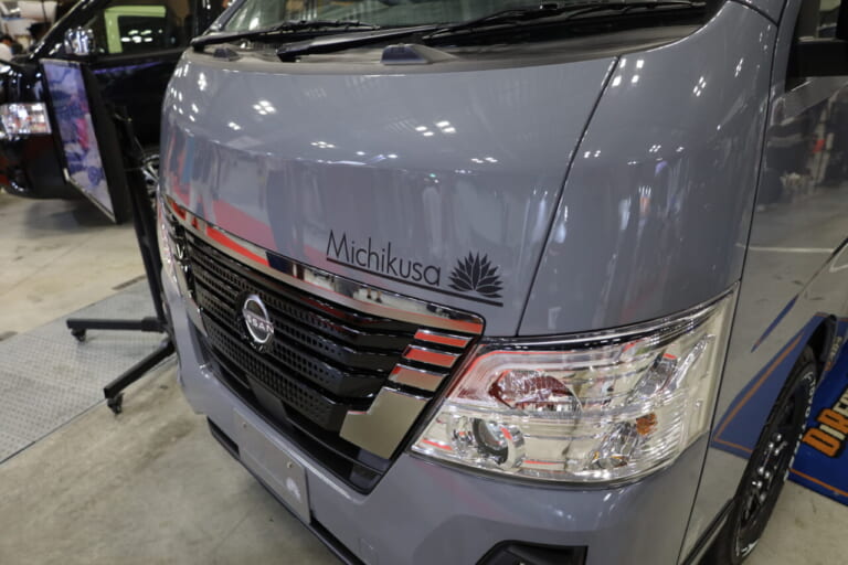 モデル名となるミチクサのロゴ。｜「そんなのアリ…？」「これは住めちゃう車」ソファみたいなシートが素敵。キッチン・冷蔵庫・電子レンジ装備。