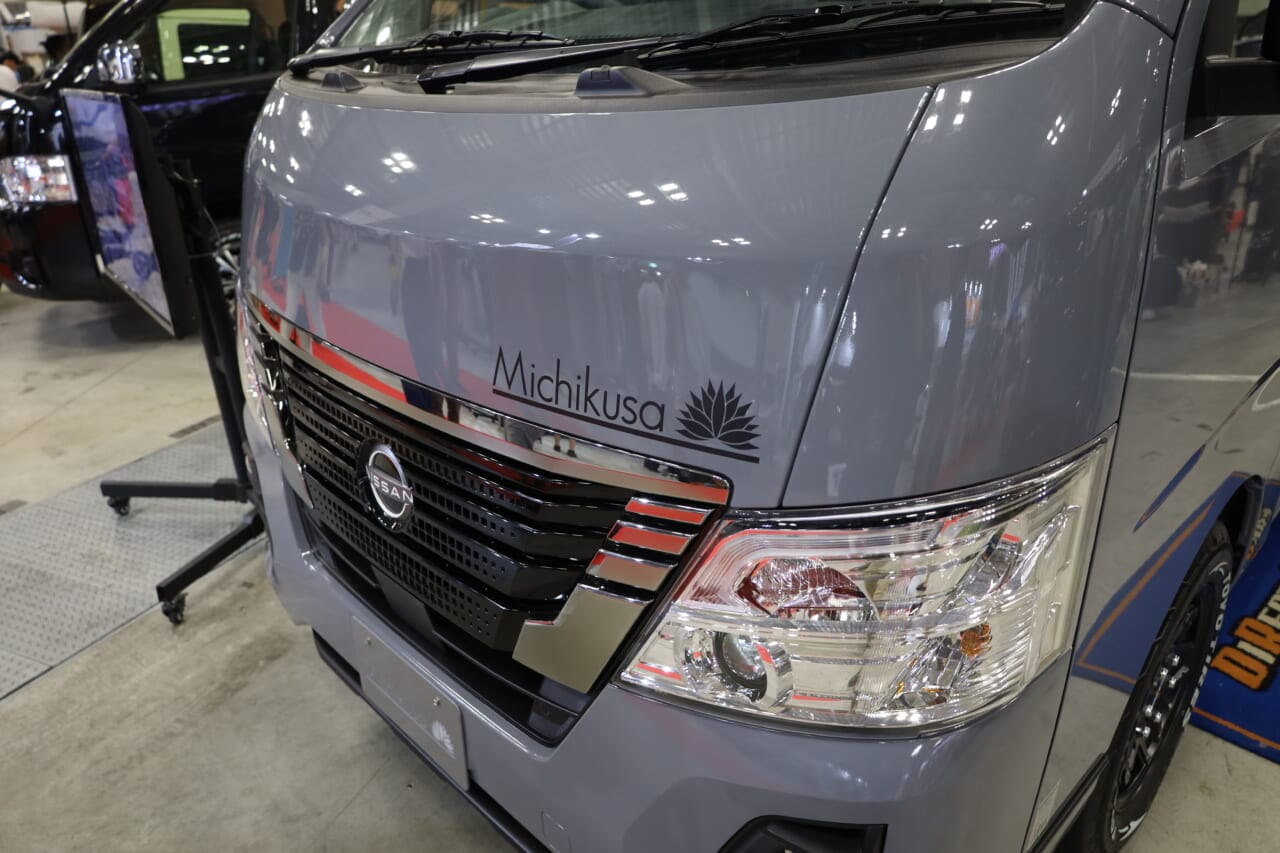 モデル名となるミチクサのロゴ。｜「そんなのアリ…？」「これは住めちゃう車」ソファみたいなシートが素敵。キッチン・冷蔵庫・電子レンジ装備。