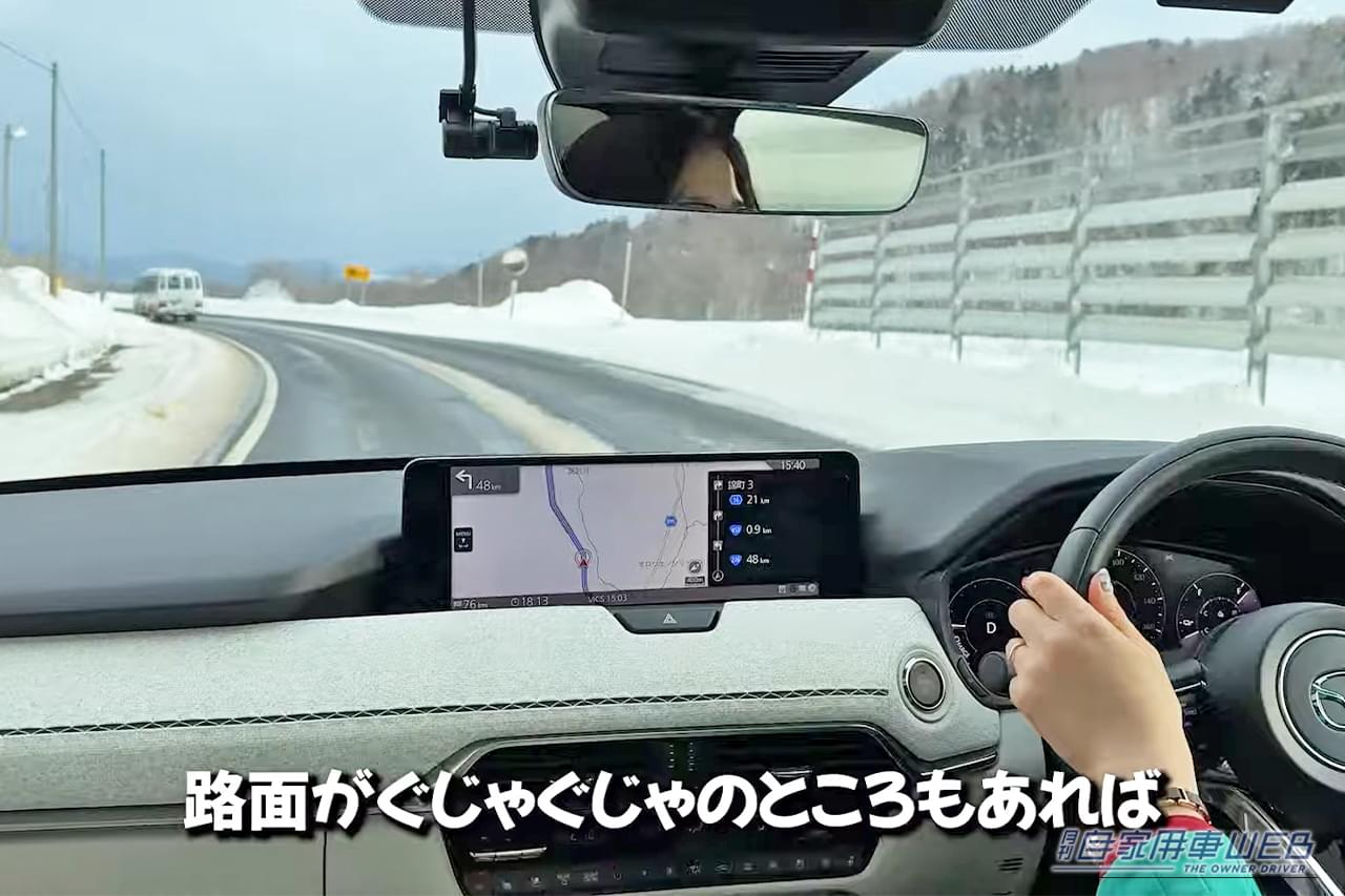 雪の一般道路を走行するMAZDAのCX-80｜「終始驚きが隠せない…」雪上性能がスゴすぎる、日本メーカーのSUVをガチの雪道でテストしたらとんでもない結果に…。