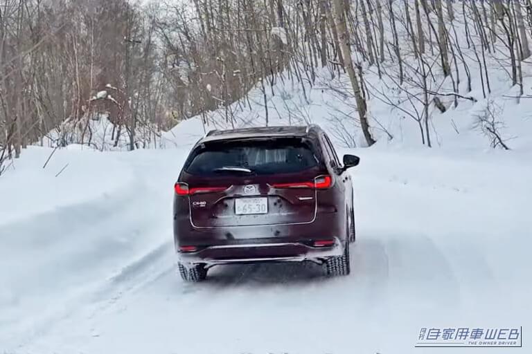 雪の坂道を登るMAZDAのCX-80|「終始驚きが隠せない…」雪上性能がスゴすぎる、日本メーカーのSUVをガチの雪道でテストしたらとんでもない結果に…。