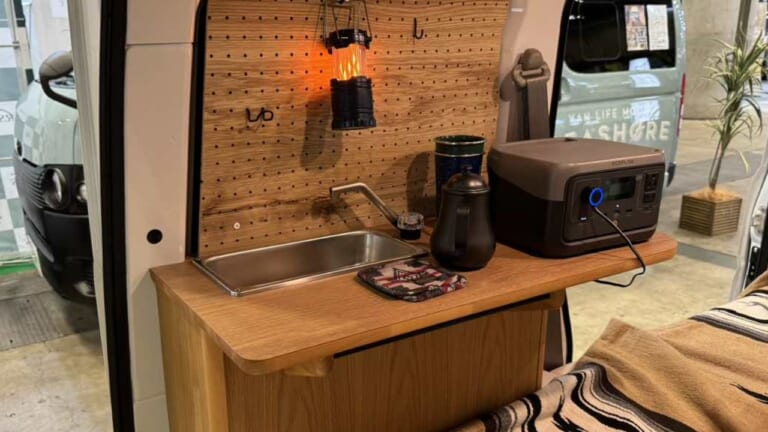 超本格派「ツートンエブリイ」まるで移動式カフェ。可愛らしい見た目と裏腹、4人乗りも可能な軽自動車にビックリ。