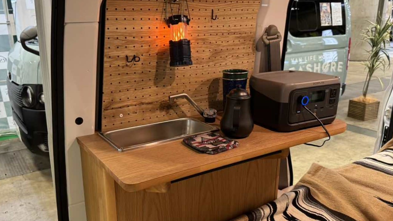 超本格派「ツートンエブリイ」まるで移動式カフェ。可愛らしい見た目と裏腹、4人乗りも可能な軽自動車にビックリ。