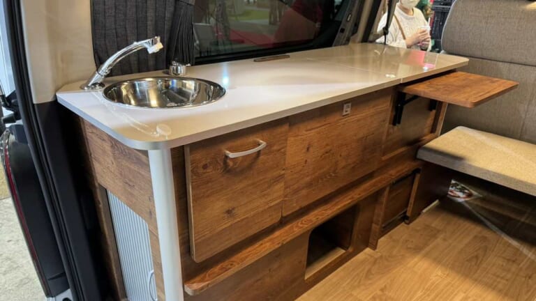 トヨタ「6人乗り」ファミリー層にブッ刺さる。ベッド展開しながらテーブル設置OK！シンク付きキッチンと大容量冷蔵庫が良き。長い付き合いになりそうなキャンピングカー。