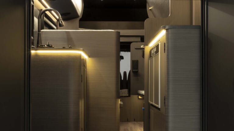 「トヨタ車がここまで…」「今まで見たことない」使い勝手の良い設計、長期滞在も可能。忖度無しに最高の住まい。