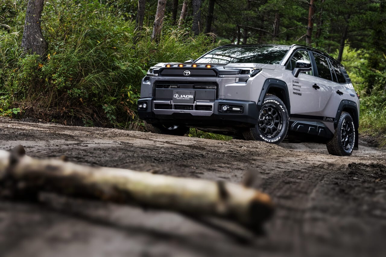 RAV4 Adventure JAOS Style｜「こんなに雰囲気が変わるんだ…」トヨタ 新型RAV4のカスタマイズ車両がド迫力すぎてヤバい！ タフでワイルドなSUVに大変身！