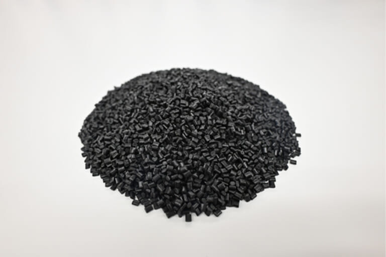 不要になった車のバンパーから作られたバンパー再生材。|「やっぱいいね」「無印良品だとこうなるんだ?」クルマに積むのにちょうどいい。MUJI人気定番アイテムに再生材使用の新ラインナップ登場