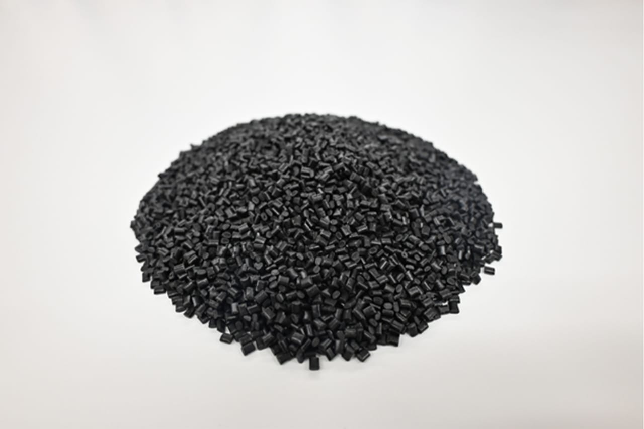 不要になった車のバンパーから作られたバンパー再生材。｜「やっぱいいね」「無印良品だとこうなるんだ？」クルマに積むのにちょうどいい。MUJI人気定番アイテムに再生材使用の新ラインナップ登場