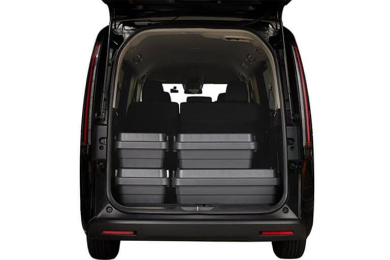 再生ポリプロピレン入り 頑丈収納ボックス 浅型 ダークグレーをワゴン車のラゲッジスペースに複数積み上げた写真|「やっぱいいね」「無印良品だとこうなるんだ?」クルマに積むのにちょうどいい。MUJI人気定番アイテムに再生材使用の新ラインナップ登場