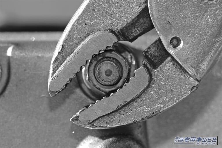 ロッキングプライヤーがナットを挟んでいる画像|「やべぇ…やっちまった…」完全に角がナメたナットはあきらめるしかない? 実は簡単に外す方法があった!プロも実践するテクを紹介