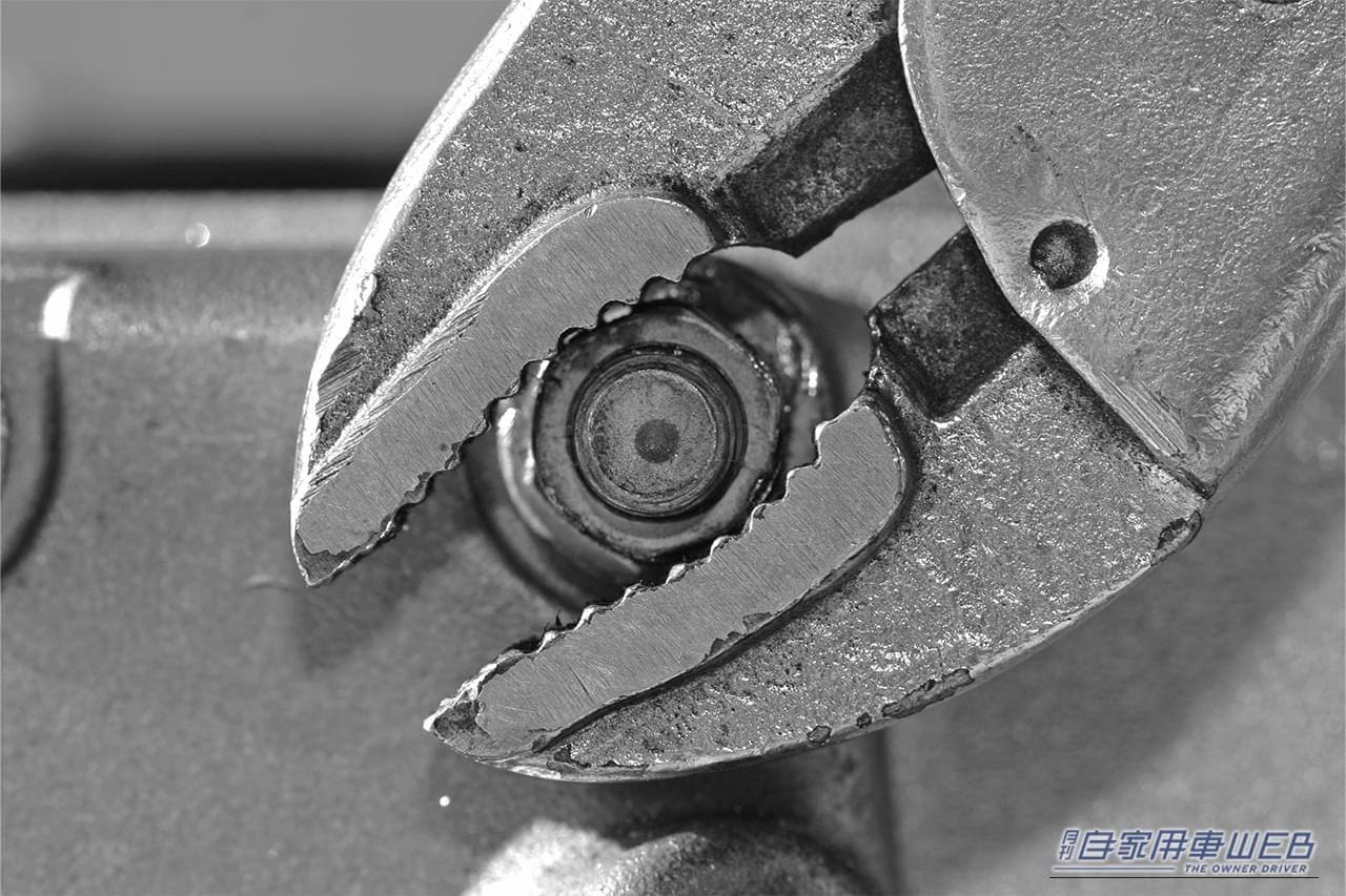 |「やべぇ…やっちまった…」完全に角がナメたナットはあきらめるしかない? 実は簡単に外す方法があった!プロも実践するテクを紹介