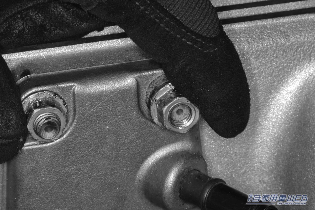 角がナメてしまったナットをロッキングプライヤーで緩め、指で外している画像|「やべぇ…やっちまった…」完全に角がナメたナットはあきらめるしかない? 実は簡単に外す方法があった!プロも実践するテクを紹介