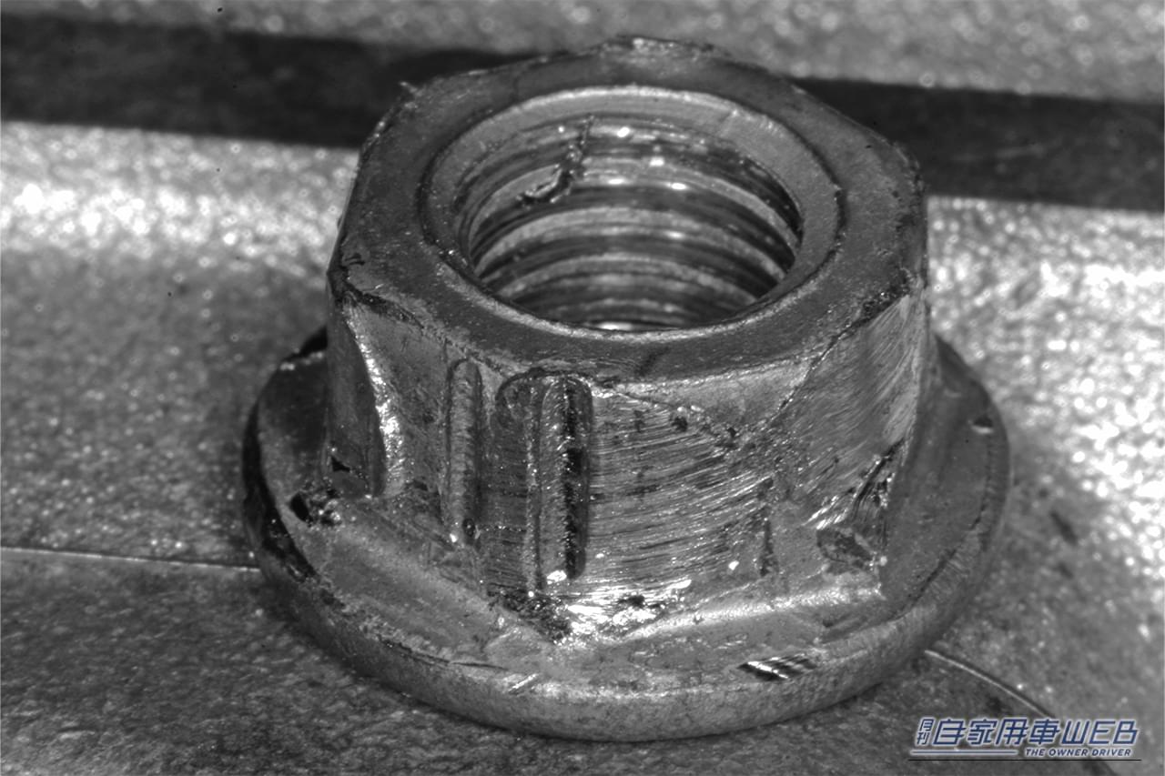 ロッキングプライヤーで外したナット｜「やべぇ…やっちまった…」完全に角がナメたナットはあきらめるしかない？ 実は簡単に外す方法があった！プロも実践するテクを紹介