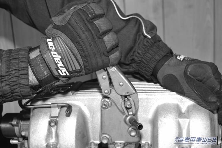 ロッキングプライヤーのハンドルを握って、ナットを外している画像|「やべぇ…やっちまった…」完全に角がナメたナットはあきらめるしかない? 実は簡単に外す方法があった!プロも実践するテクを紹介