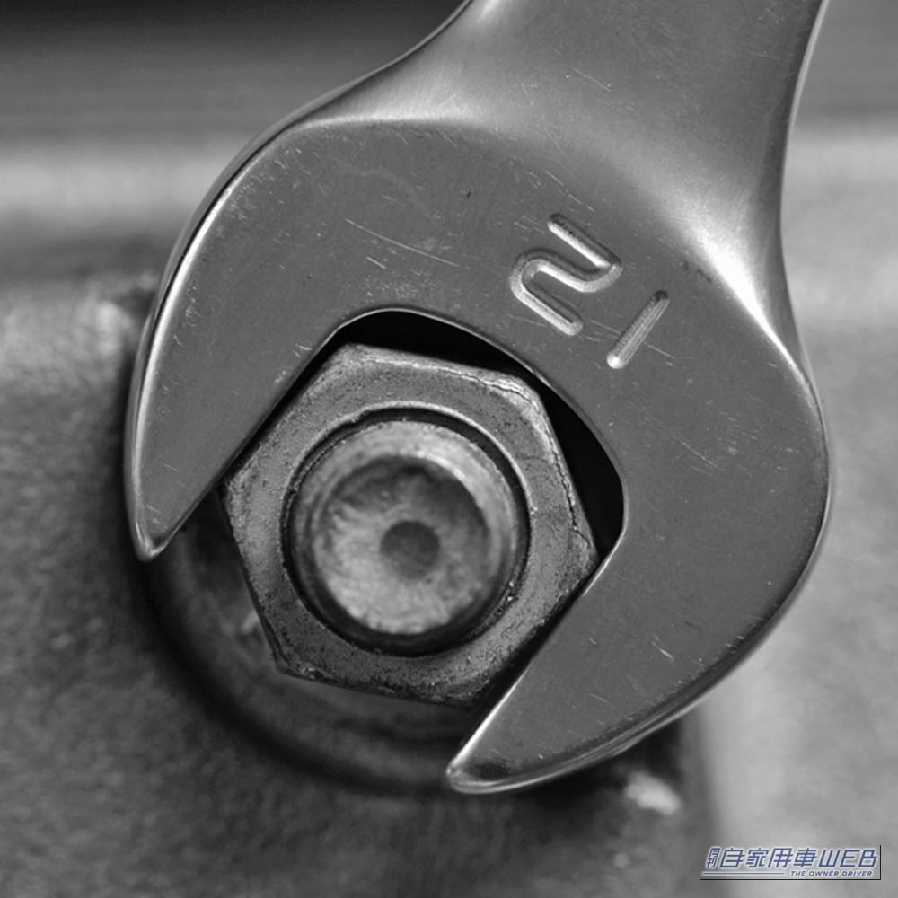 スパナでナットを外す画像｜「やべぇ…やっちまった…」完全に角がナメたナットはあきらめるしかない？ 実は簡単に外す方法があった！プロも実践するテクを紹介