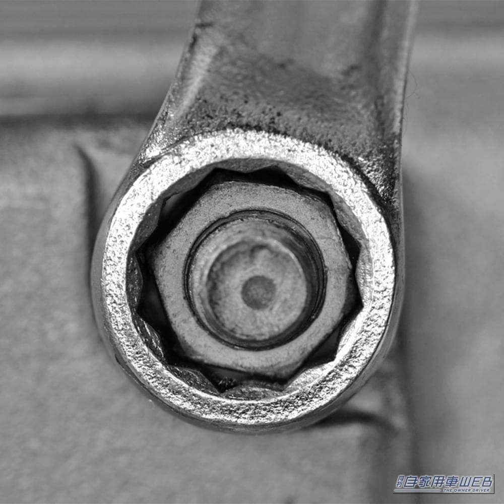 メガネレンチでナットを外す画像|「やべぇ…やっちまった…」完全に角がナメたナットはあきらめるしかない? 実は簡単に外す方法があった!プロも実践するテクを紹介