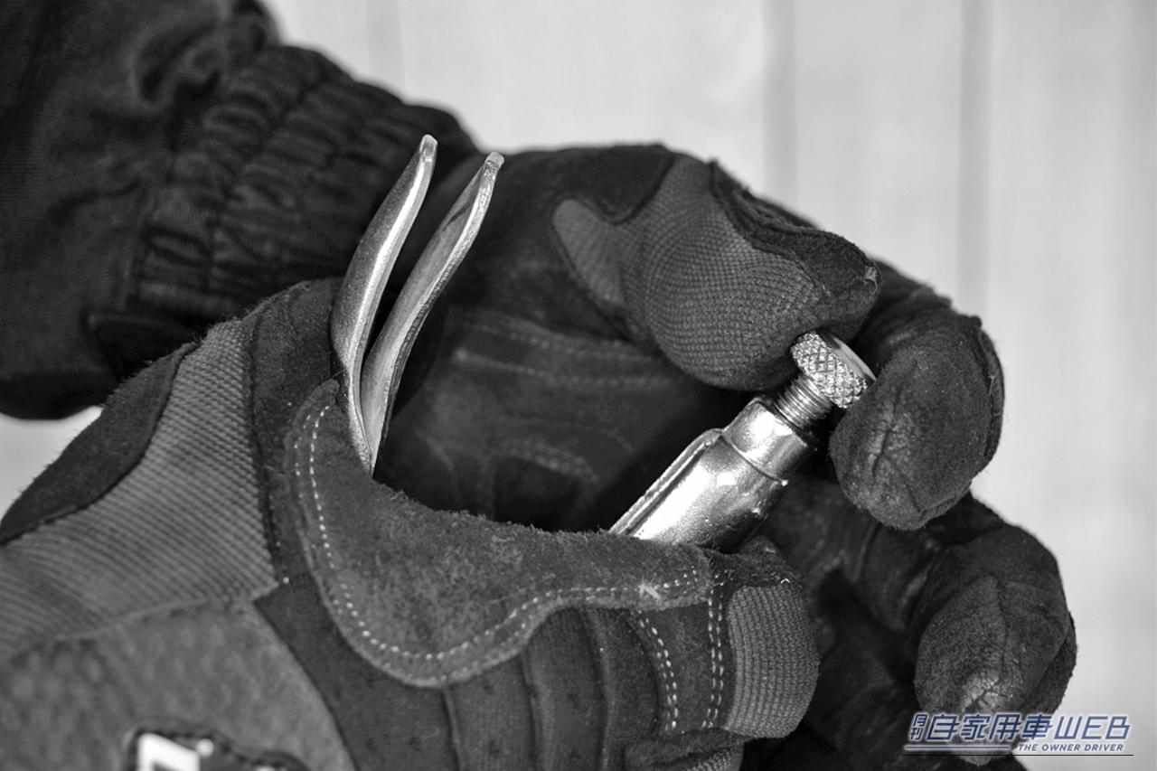 ロッキングプライヤーのハンドル末端のネジで開口角度を調整している画像|「やべぇ…やっちまった…」完全に角がナメたナットはあきらめるしかない? 実は簡単に外す方法があった!プロも実践するテクを紹介