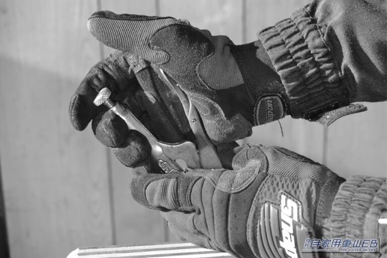 ロッキングプライヤーでナットを挟んでいる画像|「やべぇ…やっちまった…」完全に角がナメたナットはあきらめるしかない? 実は簡単に外す方法があった!プロも実践するテクを紹介