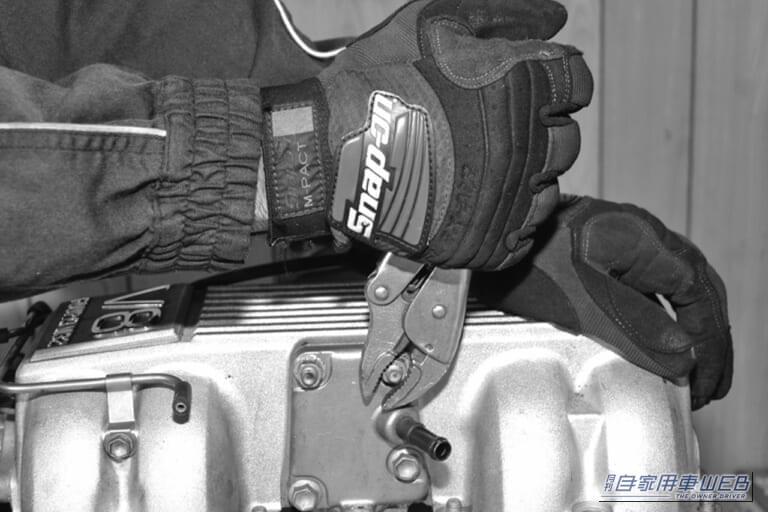 ロッキングプライヤーでナットを挟んでいる画像|「やべぇ…やっちまった…」完全に角がナメたナットはあきらめるしかない? 実は簡単に外す方法があった!プロも実践するテクを紹介