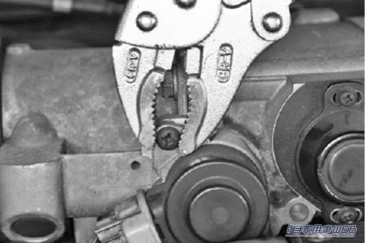 ロッキングプライヤーでナメたネジを外す画像|「最悪…ネジがナメた…」多くの人が間違っているドライバーの使い方。ネジがナメない正しい使用法を解説