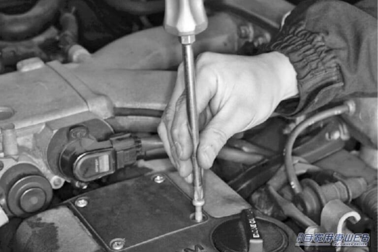 クルマのメンテナンス中、+ネジを締め付けている画像|「最悪…ネジがナメた…」多くの人が間違っているドライバーの使い方。ネジがナメない正しい使用法を解説