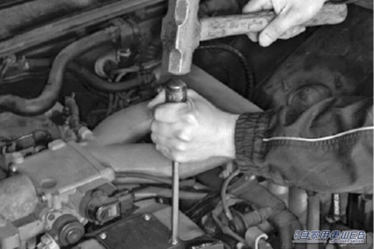 貫通ドライバーを使用し、ハンマーで叩いて、固く締まったネジを外す画像｜「最悪…ネジがナメた…」多くの人が間違っているドライバーの使い方。ネジがナメない正しい使用法を解説