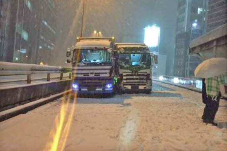 首都高3号線で、積雪の影響によりトラック同士が衝突事故を起こしている写真｜「これはグリップ力高そう…」雪にガッチリ食い込む布製チェーン発見！ 鮮やかカラーでデザイン性も抜群！