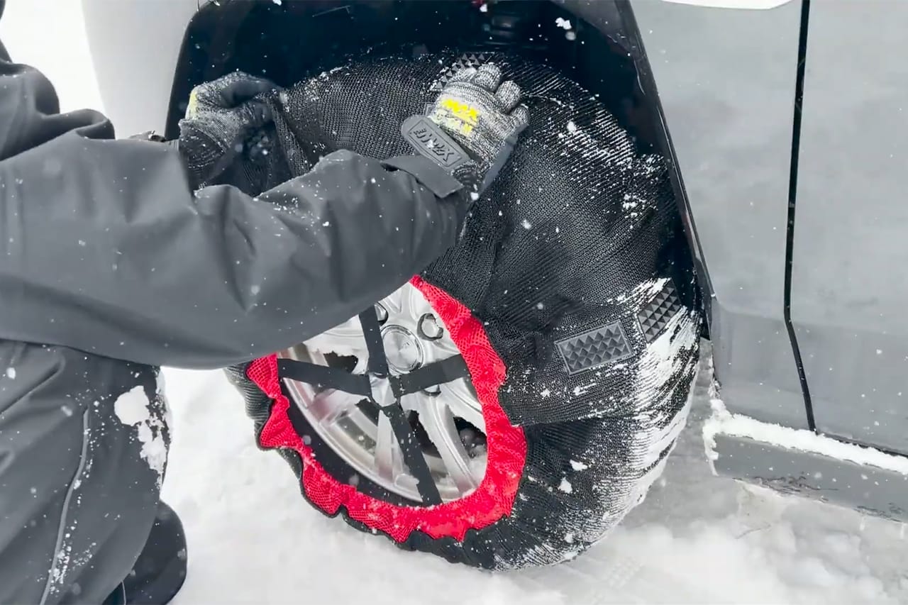 ｜「これはグリップ力高そう…」雪にガッチリ食い込む布製チェーン発見！ 鮮やかカラーでデザイン性も抜群！