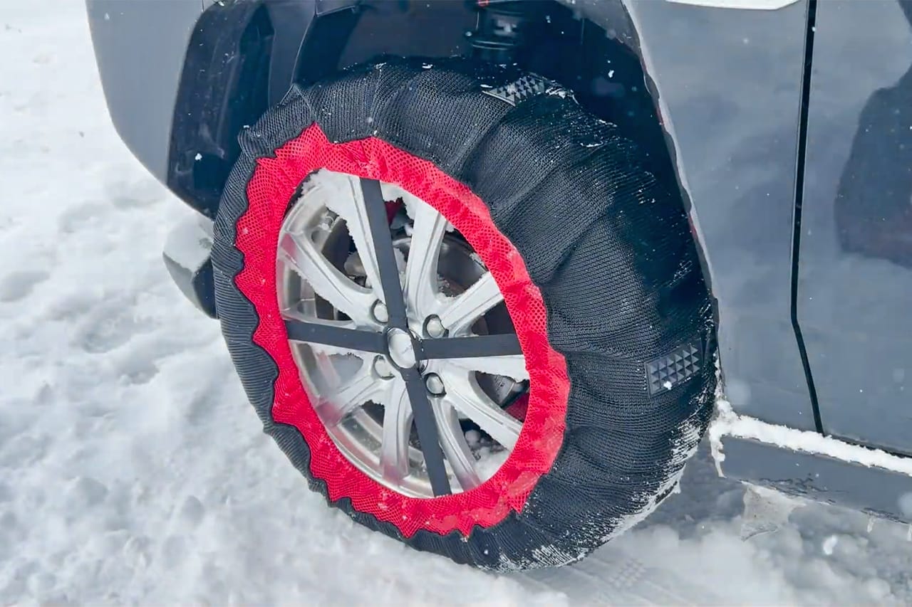 ｜「これはグリップ力高そう…」雪にガッチリ食い込む布製チェーン発見！ 鮮やかカラーでデザイン性も抜群！