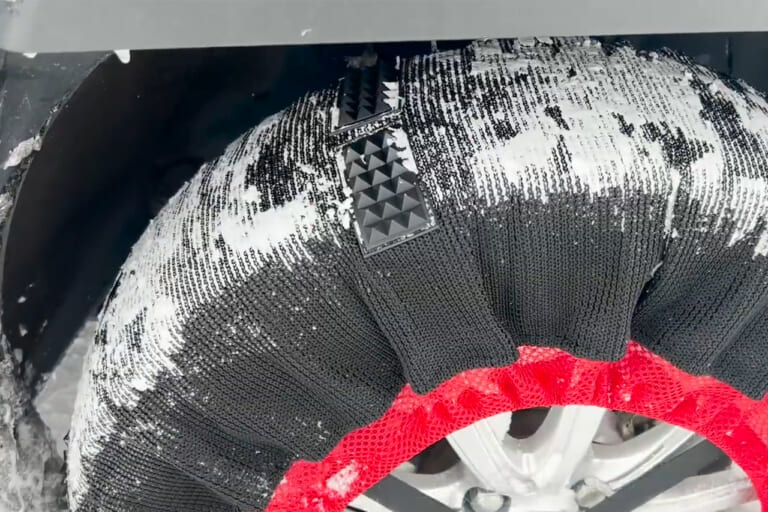 ゴムピン搭載 布製タイヤチェーン「K-TIR07」［MAXWIN］で雪道を走行した画像｜「これはグリップ力高そう…」雪にガッチリ食い込む布製チェーン発見！ 鮮やかカラーでデザイン性も抜群！
