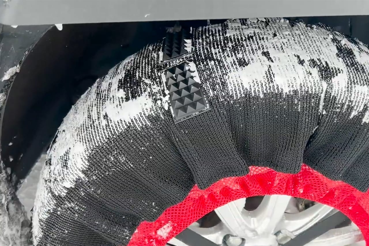 ゴムピン搭載 布製タイヤチェーン「K-TIR07」［MAXWIN］で雪道を走行した画像｜「これはグリップ力高そう…」雪にガッチリ食い込む布製チェーン発見！ 鮮やかカラーでデザイン性も抜群！