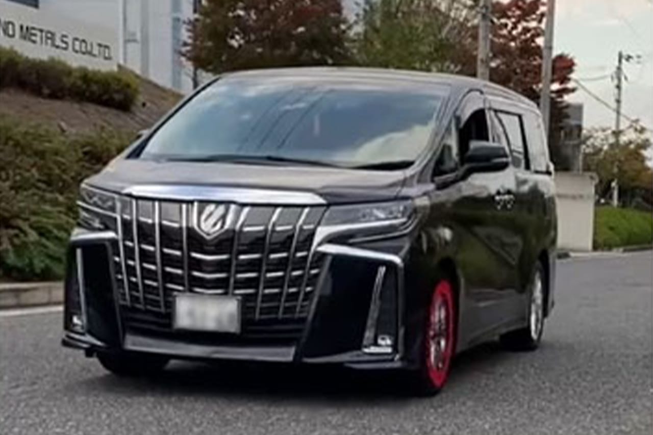 ゴムピン搭載 布製タイヤチェーン「K-TIR07」［MAXWIN］の耐久テストをアルファードで実施｜「これはグリップ力高そう…」雪にガッチリ食い込む布製チェーン発見！ 鮮やかカラーでデザイン性も抜群！