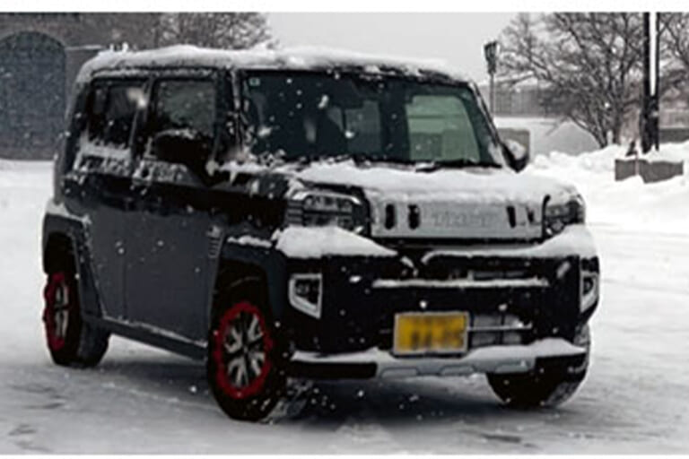 ゴムピン搭載 布製タイヤチェーン「K-TIR07」［MAXWIN］の雪道コースでのテスト｜「これはグリップ力高そう…」雪にガッチリ食い込む布製チェーン発見！ 鮮やかカラーでデザイン性も抜群！