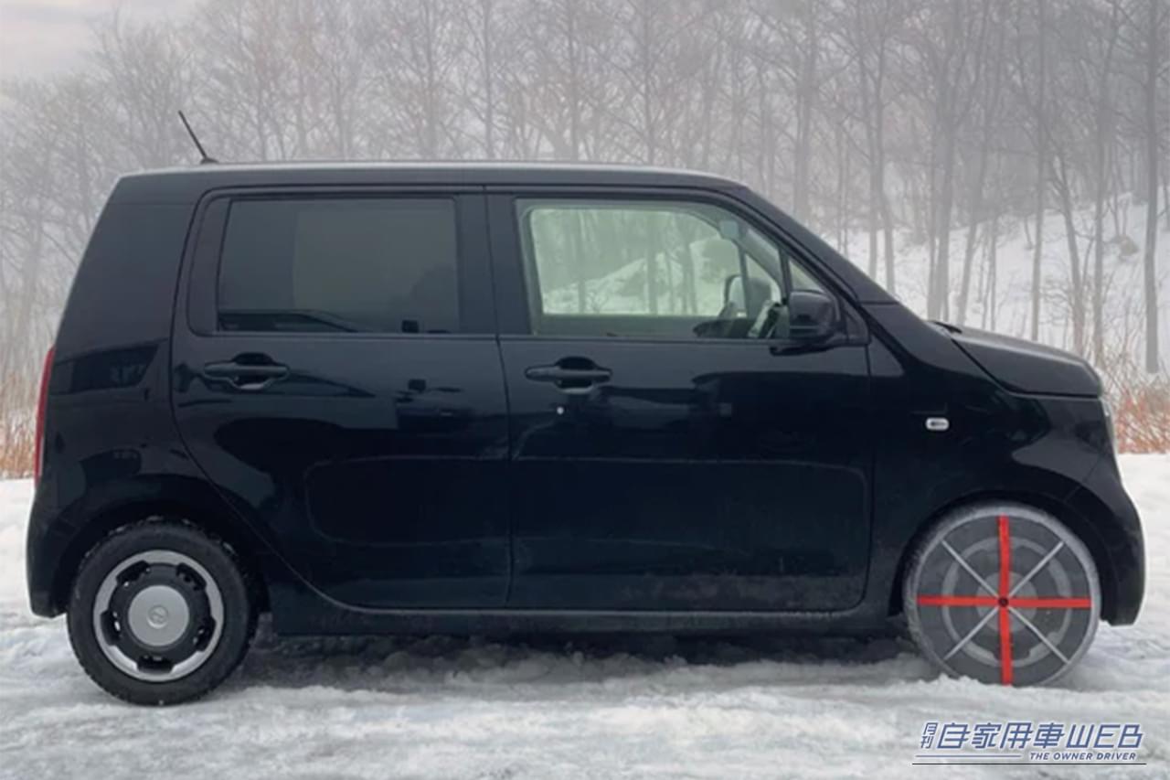 軽自動車の前輪にオートソックを装着した画像｜「これは知っとかないとヤバい…」流行りの布製タイヤチェーンは前輪・後輪どちらに装着する？ FF・FR・4WDそれぞれを解説