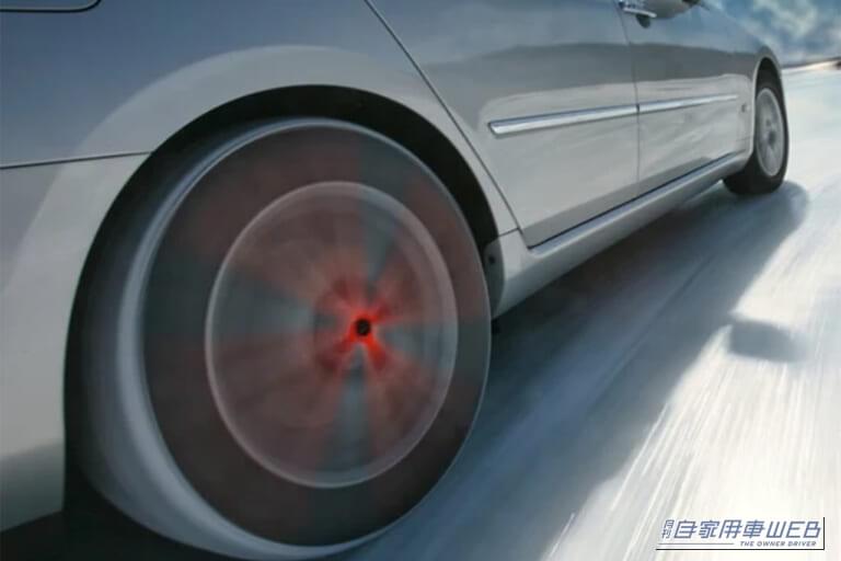 FRの車両の後輪にオートソックを装着し走行するイメージ画像|「これは知っとかないとヤバい…」流行りの布製タイヤチェーンは前輪・後輪どちらに装着する? FF・FR・4WDそれぞれを解説