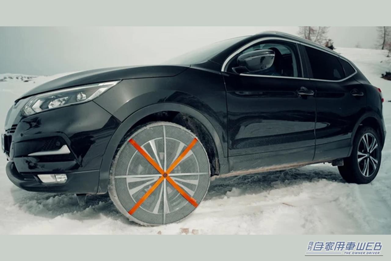 SUVの前輪にオートソックを装着した画像｜「これは知っとかないとヤバい…」流行りの布製タイヤチェーンは前輪・後輪どちらに装着する？ FF・FR・4WDそれぞれを解説