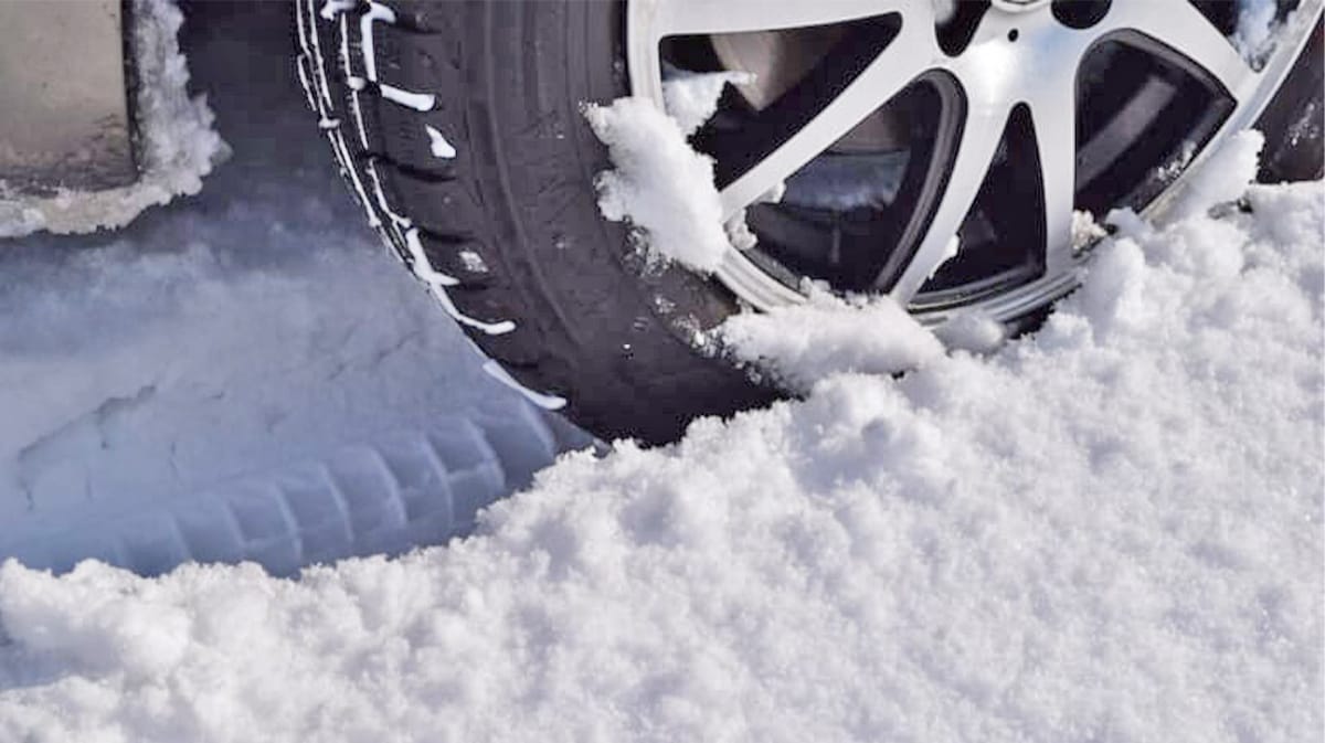 「ノーマルタイヤで走行はNG」では人気の布製タイヤチェーンはチェーン規制区間で通行OK？ 簡単装着・手軽で便利なんだけど…。