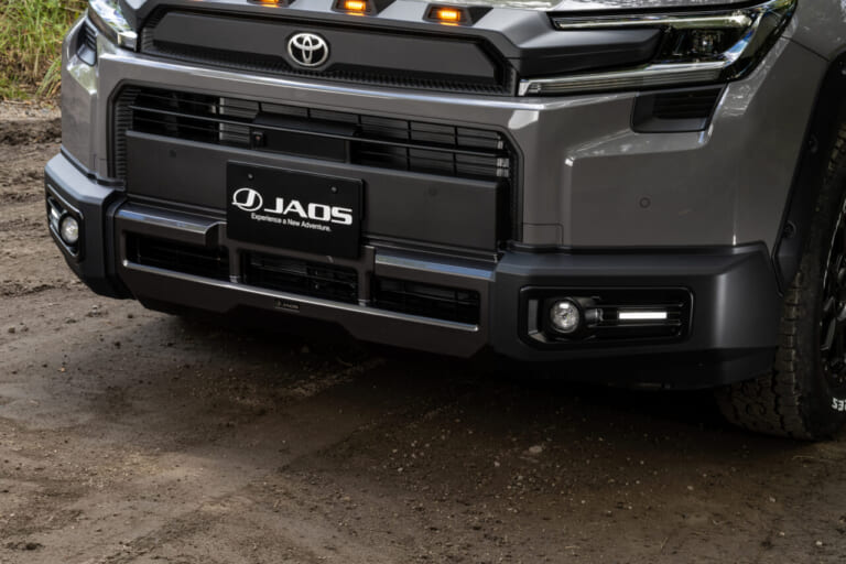 RAV4 アドベンチャーに装着された、JAOS フロントバンパーガード｜「こんなに雰囲気が変わるんだ…」トヨタ 新型RAV4のカスタマイズ車両がド迫力すぎてヤバい！ タフでワイルドなSUVに大変身！