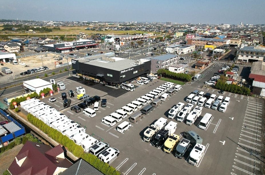 ダイレクトカーズショールームSUZUKA BASE　航空写真｜「ベッド展開OK！」アウトドア心を刺激する激熱コラボに胸が高鳴る。ミニバンの常識を超えた、走れるキャンプ拠点。