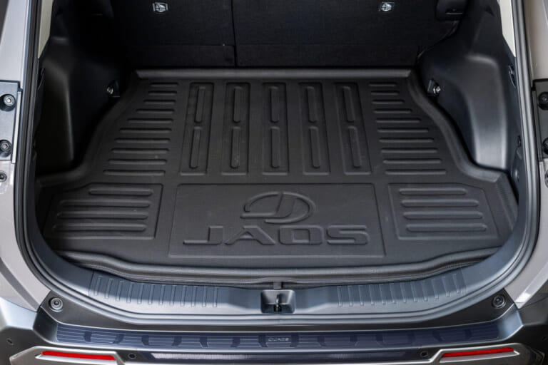 RAV4 アドベンチャーのラゲージルームにセットされた、JAOS ラゲージトレイ｜「こんなに雰囲気が変わるんだ…」トヨタ 新型RAV4のカスタマイズ車両がド迫力すぎてヤバい！ タフでワイルドなSUVに大変身！