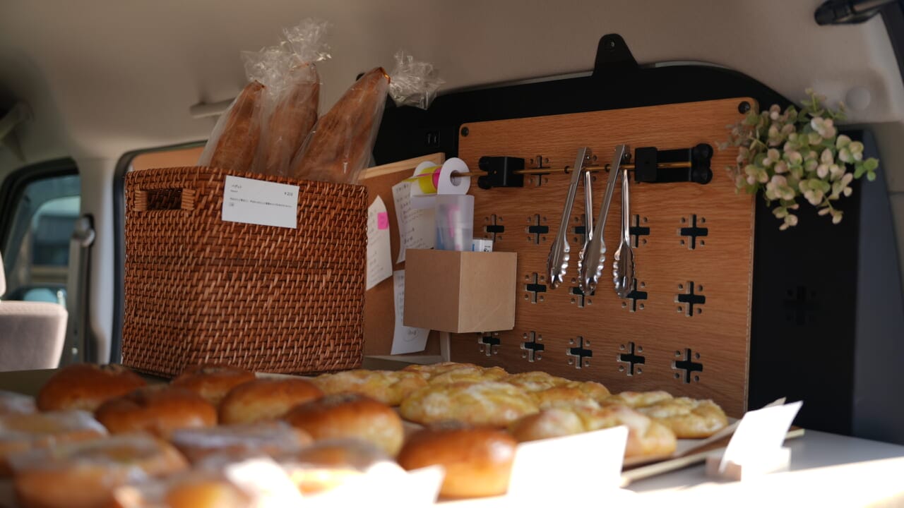 ｜「これは欲しい…」「収納の最終形態」100均で拡張可能、タフで重量物も安心の強度。PC周辺機器やガジェットを配置しても良いかも。