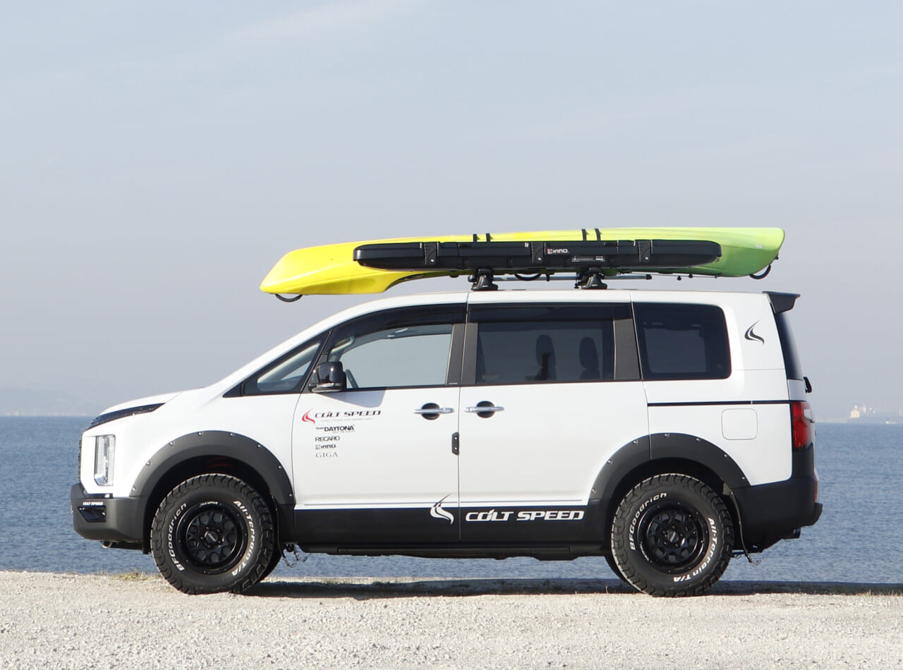 ｜「これは盲点」「使ったら便利」え、そんなところに…？困っていた車内の収納、一発解決。高級車にも馴染む“漆黒”ハイエンドモデルが魅力的。