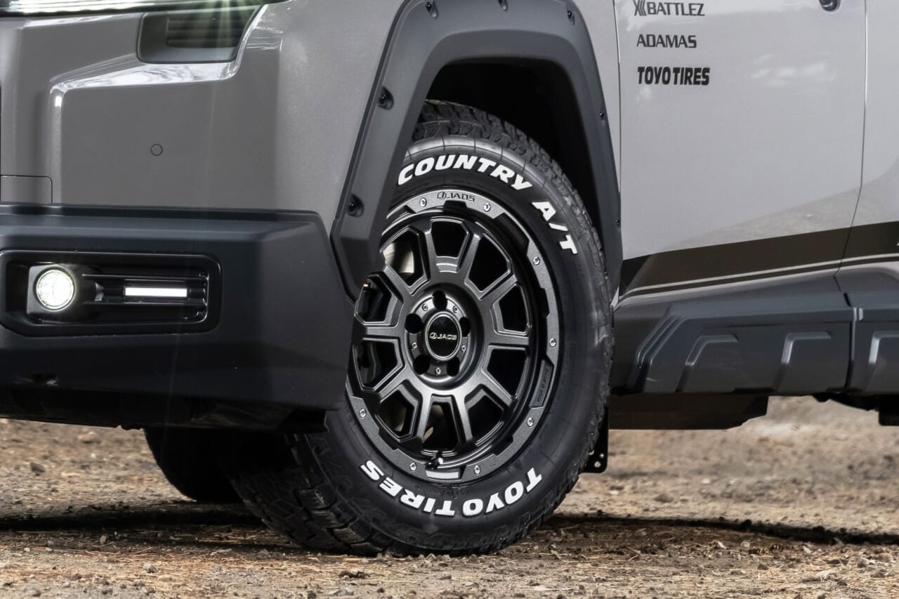 ｜「こんなに雰囲気が変わるんだ…」トヨタ 新型RAV4のカスタマイズ車両がド迫力すぎてヤバい！ タフでワイルドなSUVに大変身！