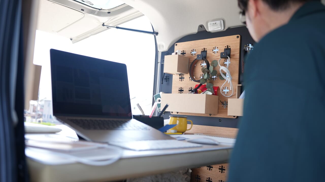 |「これは欲しい…」「収納の最終形態」100均で拡張可能、タフで重量物も安心の強度。PC周辺機器やガジェットを配置しても良いかも。