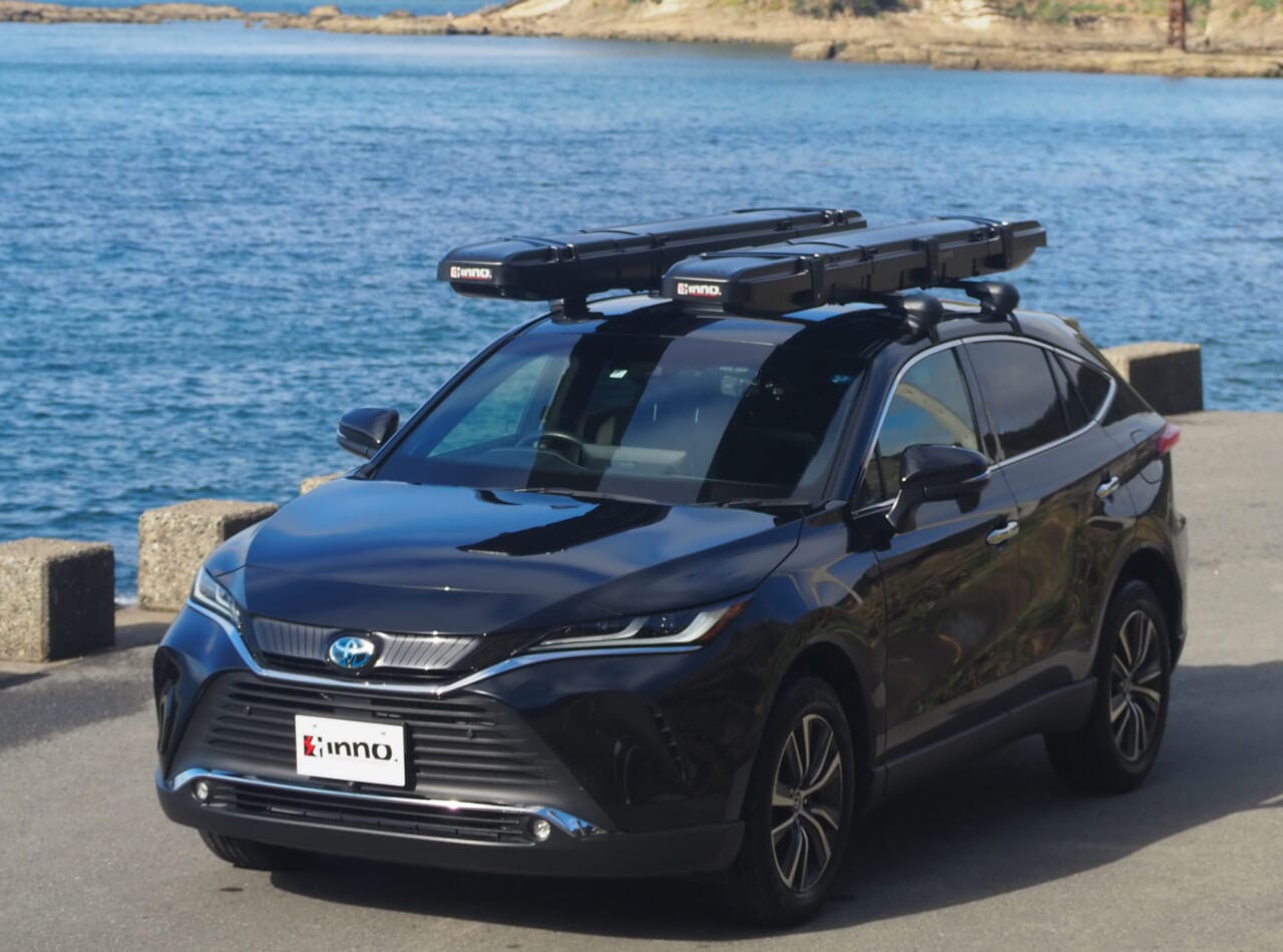 ｜「これは盲点」「使ったら便利」え、そんなところに…？困っていた車内の収納、一発解決。高級車にも馴染む“漆黒”ハイエンドモデルが魅力的。