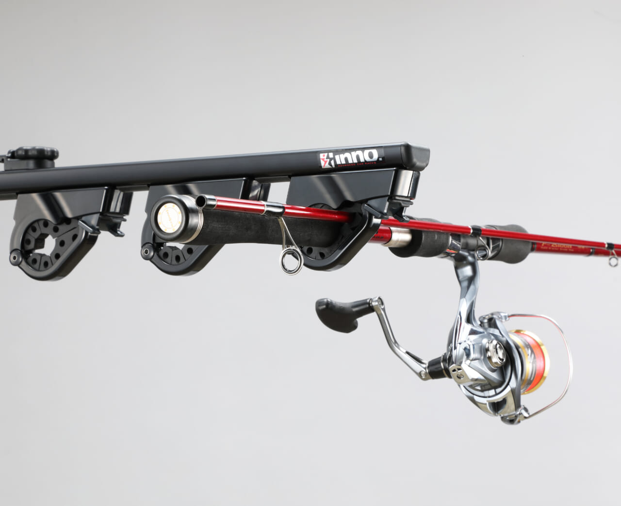 ｜「これは盲点」「使ったら便利」え、そんなところに…？困っていた車内の収納、一発解決。高級車にも馴染む“漆黒”ハイエンドモデルが魅力的。