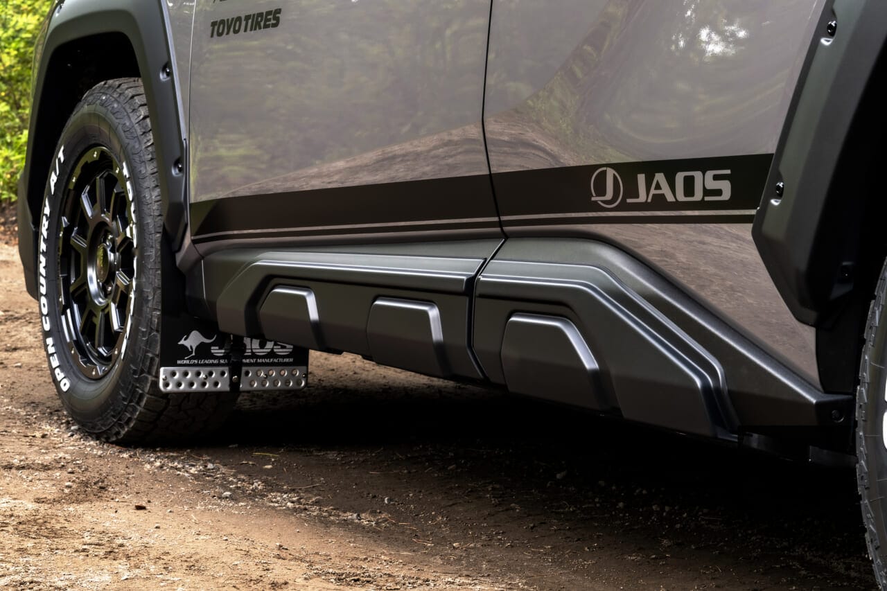 RAV4 アドベンチャーに装着された、JAOS サイドプロテクター｜「こんなに雰囲気が変わるんだ…」トヨタ 新型RAV4のカスタマイズ車両がド迫力すぎてヤバい！ タフでワイルドなSUVに大変身！